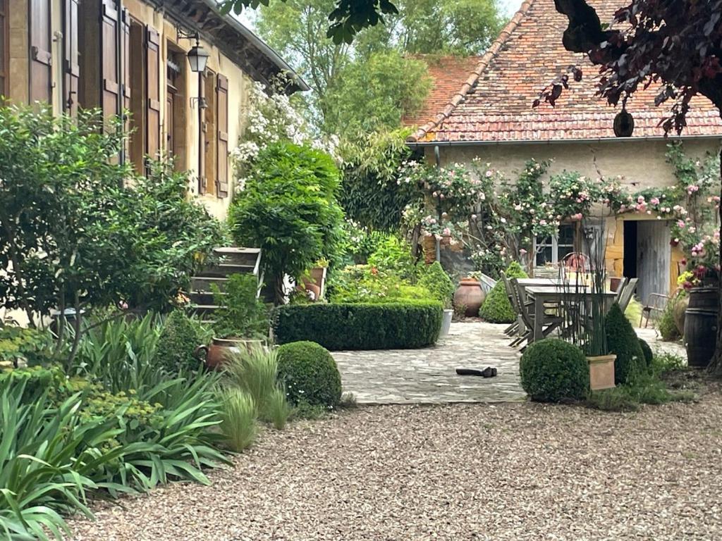 Les Jardins Des Soussilanges Acomodação com café da manhã Céron Exterior foto